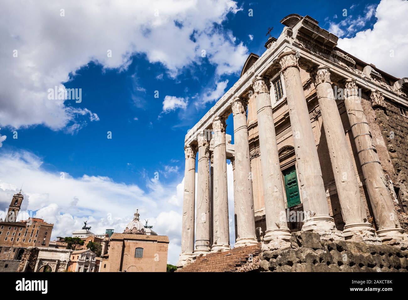 Tempio di Antonino e Faustina nel Foro Romano, Roma, Italia. Foto Stock