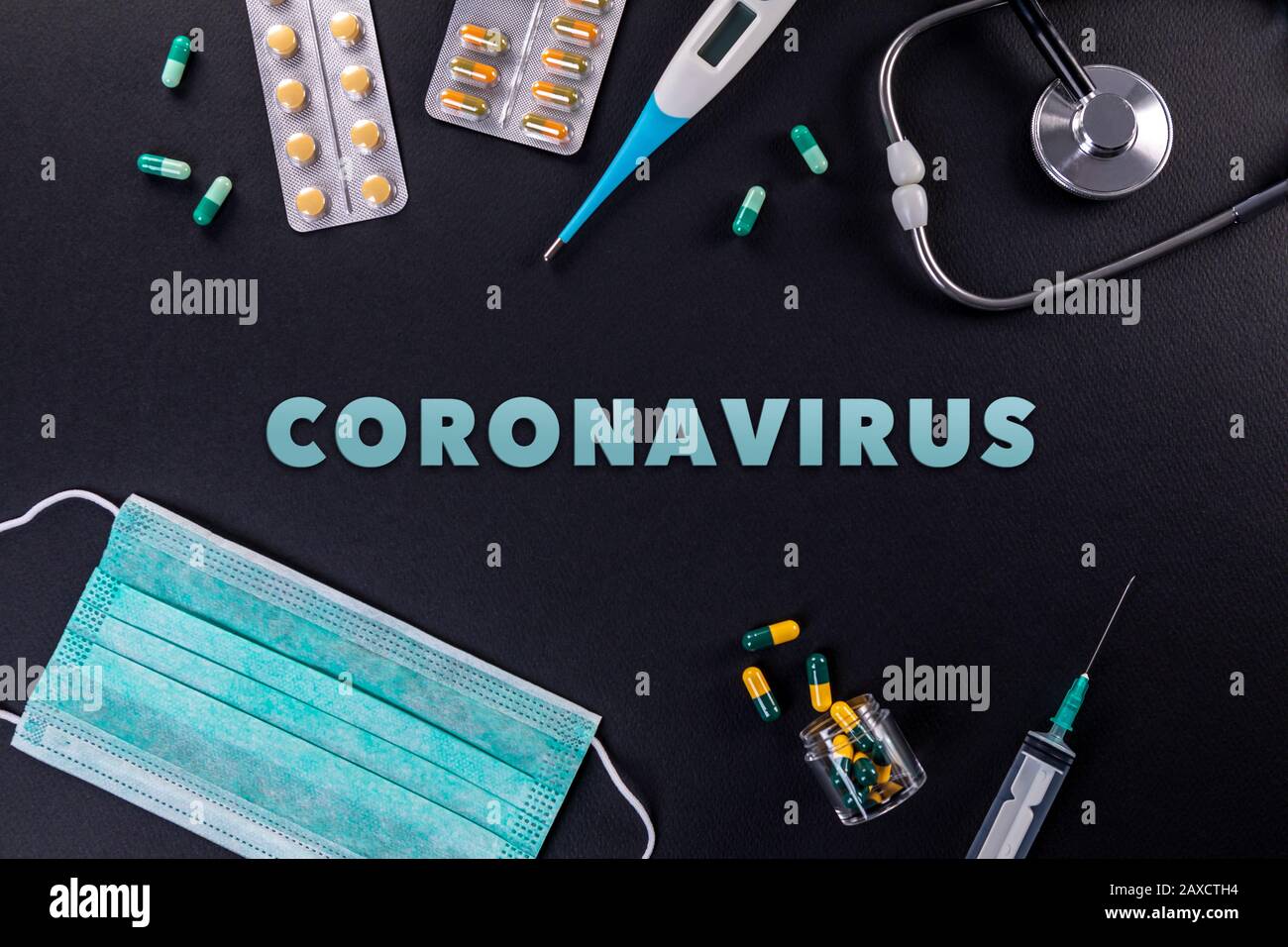 Maschere protettive, medicinali, termometro, stetoscopio e siringa con testo di coronavirus su sfondo nero. Romanzo coronavirus 2019-nCoV, MERS-Cov m Foto Stock