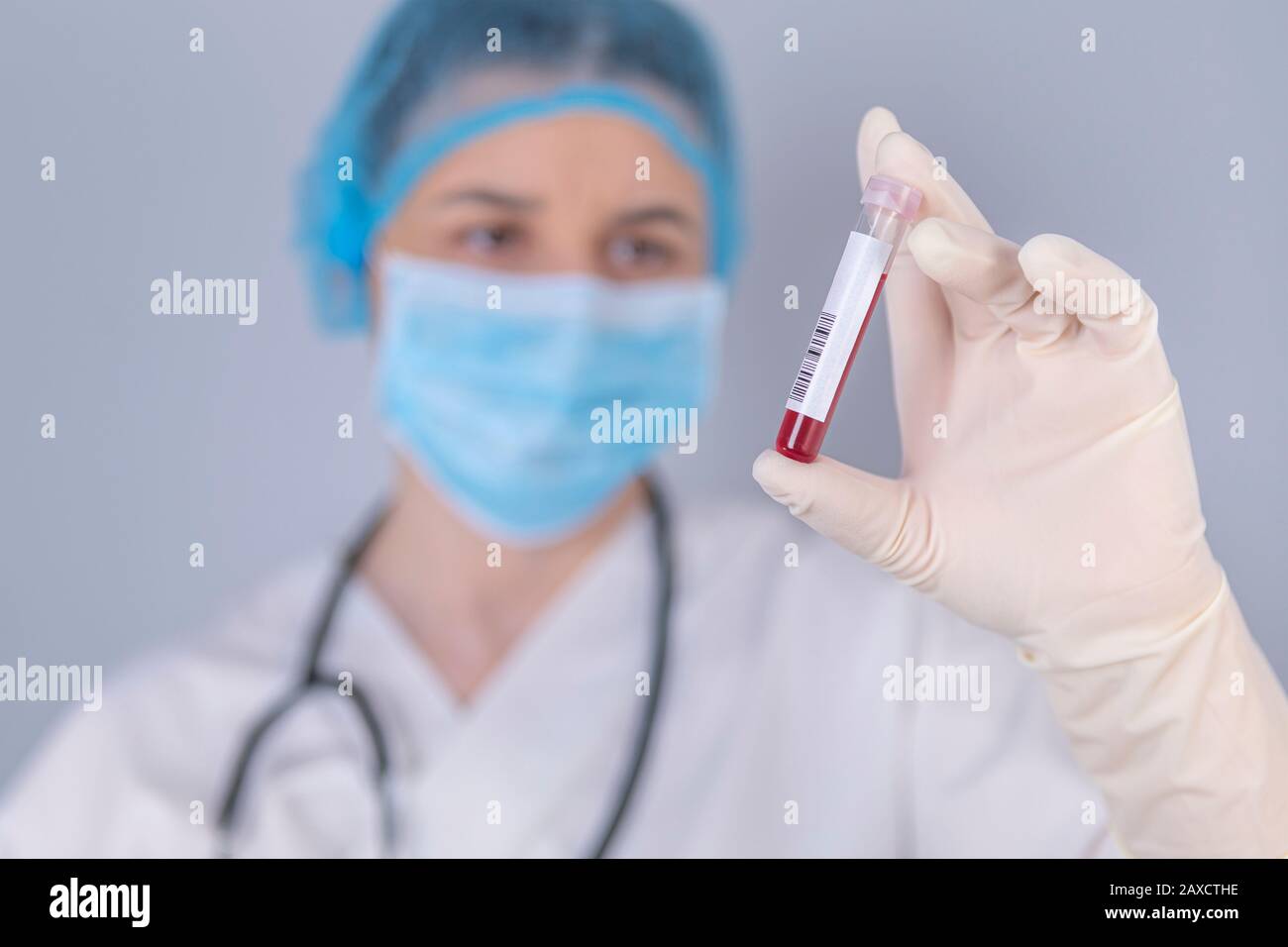 Campione di sangue per test di mantenimento infermiere. Test antivirus e concetto di ricerca. Si concentra sulla provetta per analisi del sangue. Foto Stock Campione di sangue per test di mantenimento infermiere. Test antivirus e concetto di ricerca. Si concentra sulla provetta per analisi del sangue. Foto Stock