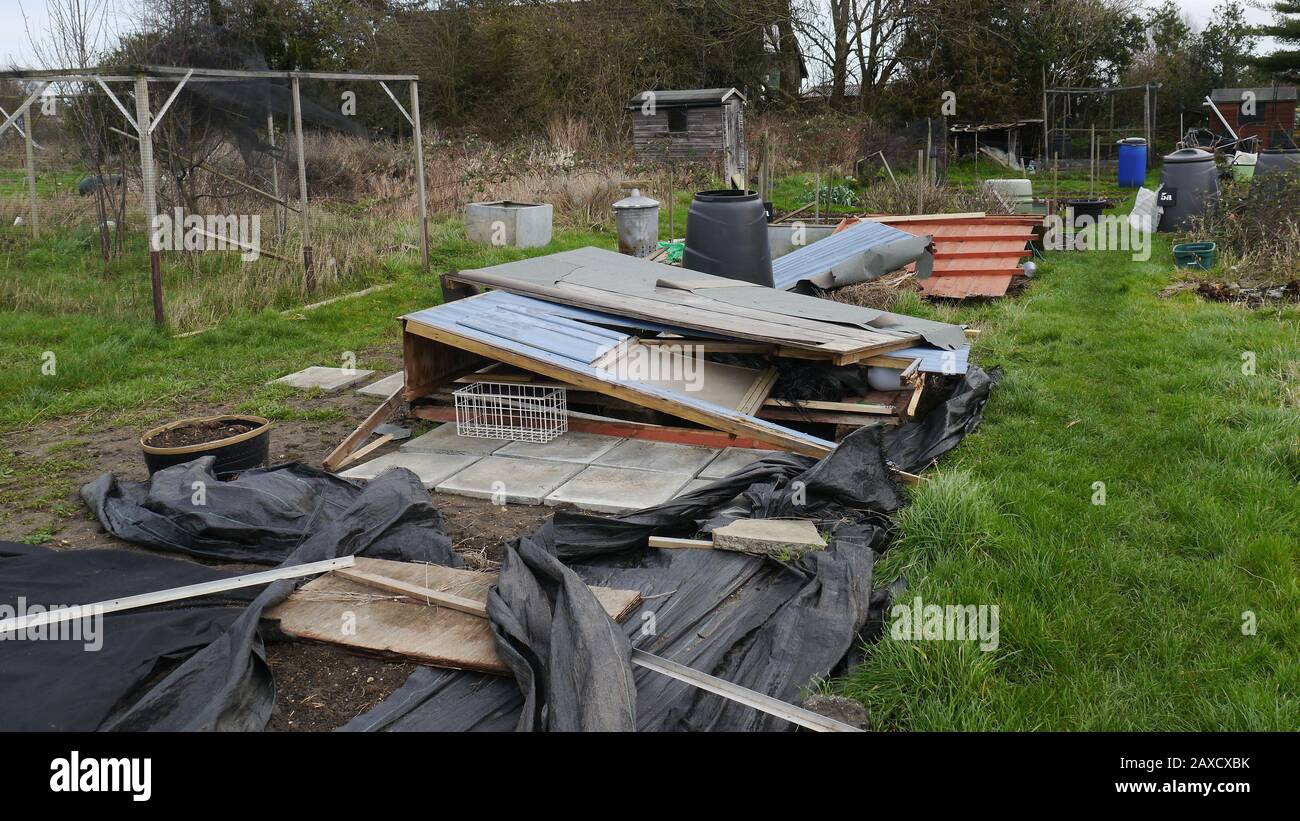 Danni a capannoni e Allotment dopo la tempesta Ciara Che Ha Colpito Il Regno Unito Foto Stock