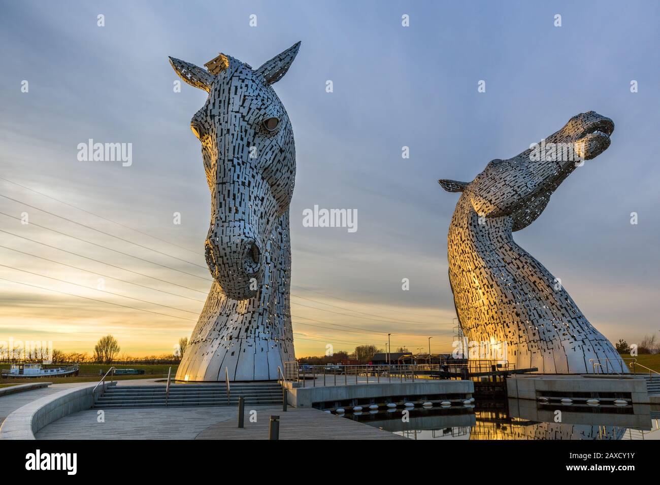 The Kelpies, una scultura di testa di cavallo alta 300 tonnellate e 30 metri dell'artista Andy Scott , The Helix Park, Falkirk, Scozia Foto Stock