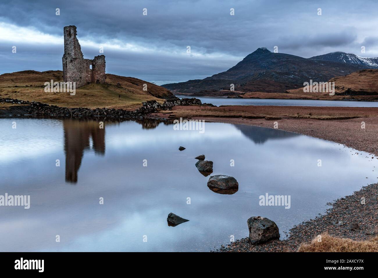 Le rovine del castello di Ardvreck del 16th secolo accanto a Loch Assynt a Sutherland nelle Highlands scozzesi Foto Stock