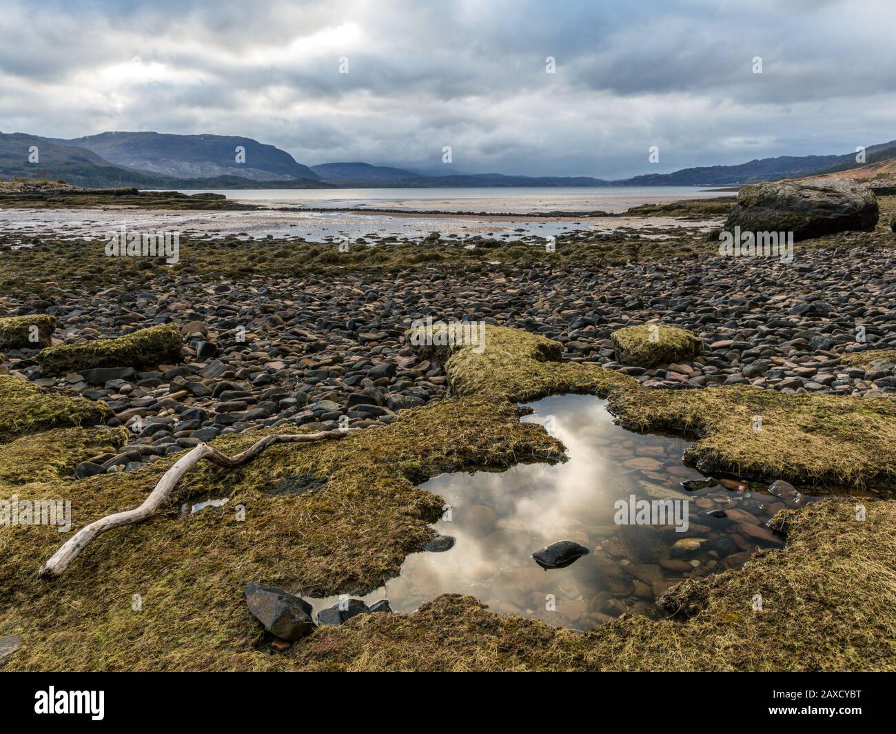 Il litorale dell'Alto Loch Torridon e il paesaggio montano circostante, Achnasheen, Highlands scozzesi, Scozia. Foto Stock