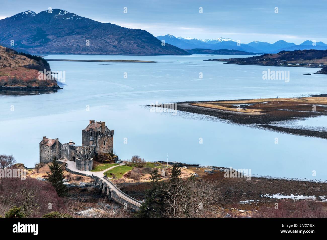 La Mattina Presto Sopra Il Castello Di Eilean Donan Lungo Loch Duich, Dornie, Highlands Scozzesi, Scozia Foto Stock