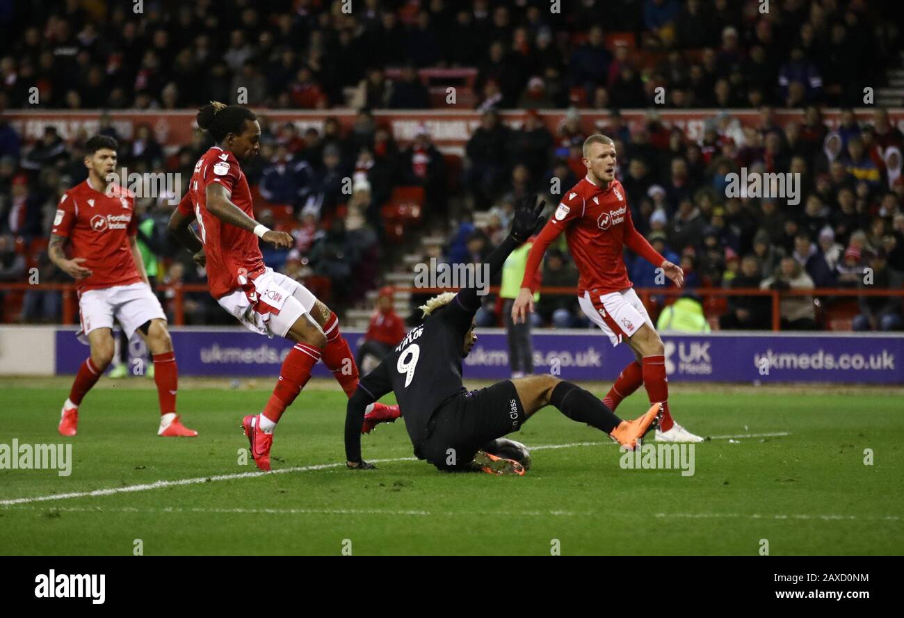 Il Lyle Taylor di Charlton Athletic segna il primo obiettivo del gioco durante la partita del campionato Sky Bet al City Ground di Nottingham. Foto Stock