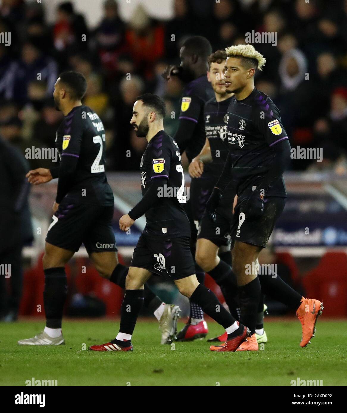 Il Lyle Taylor di Charlton Athletic celebra il punteggio del suo primo gol laterale durante la partita del campionato Sky Bet al City Ground di Nottingham. Foto Stock
