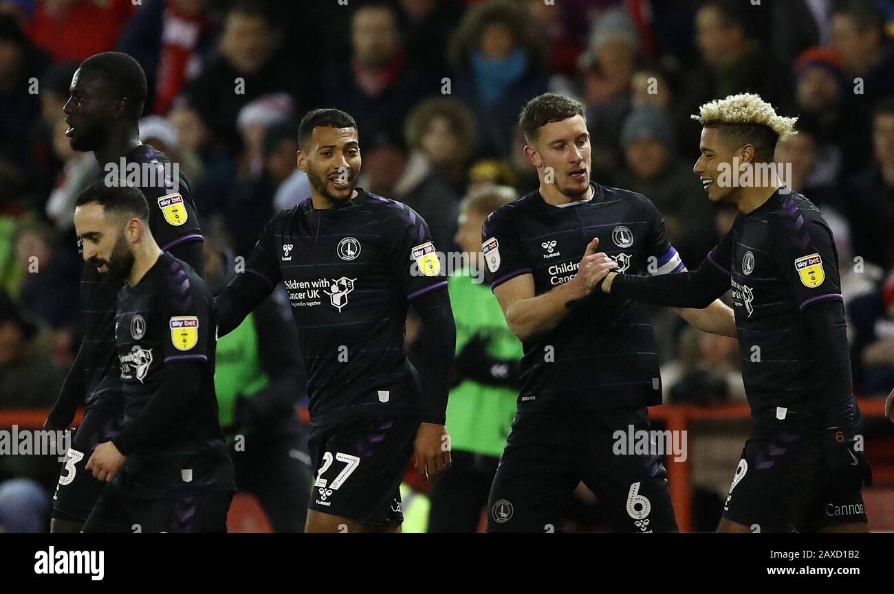 Il Lyle Taylor di Charlton Athletic celebra il punteggio del suo primo gol laterale durante la partita del campionato Sky Bet al City Ground di Nottingham. Foto Stock