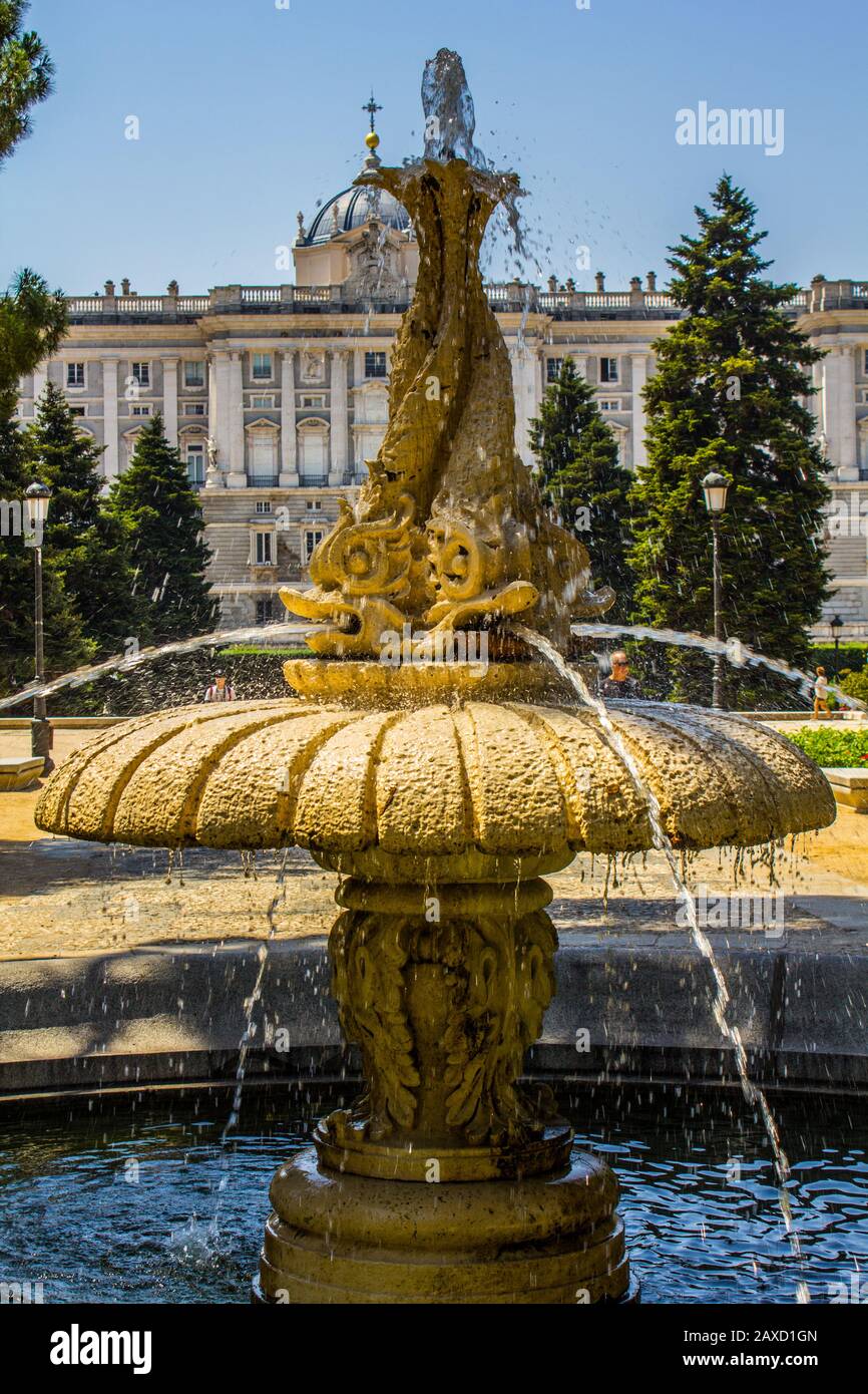 Fontana nei Giardini Sabatini del Palacio Real de Madrid - Palacio Real, Madrid, Comunità di Madrid, Spagna Foto Stock