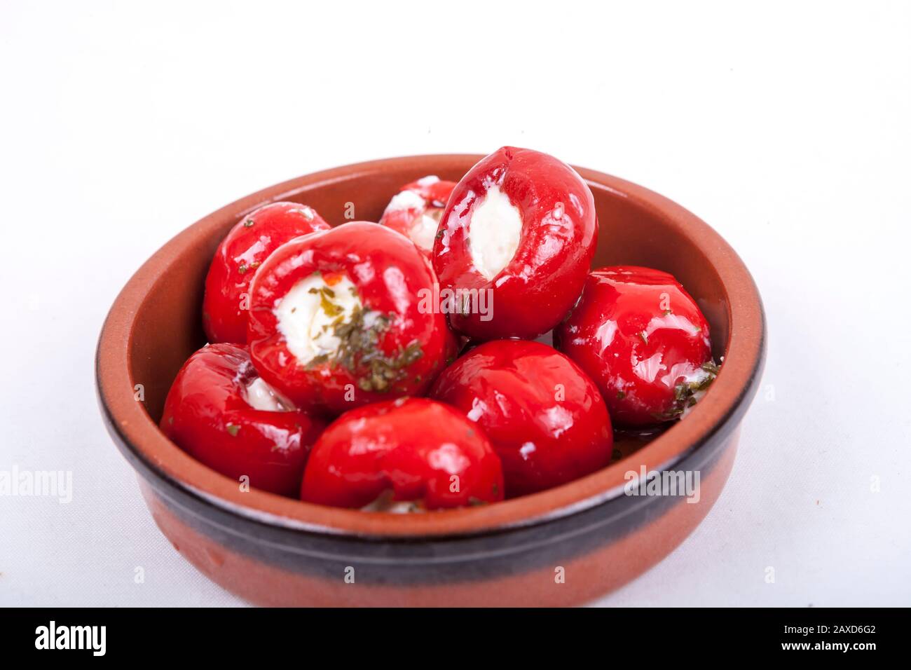 peperoni rossi dolci ripieni di formaggio cremoso Foto Stock