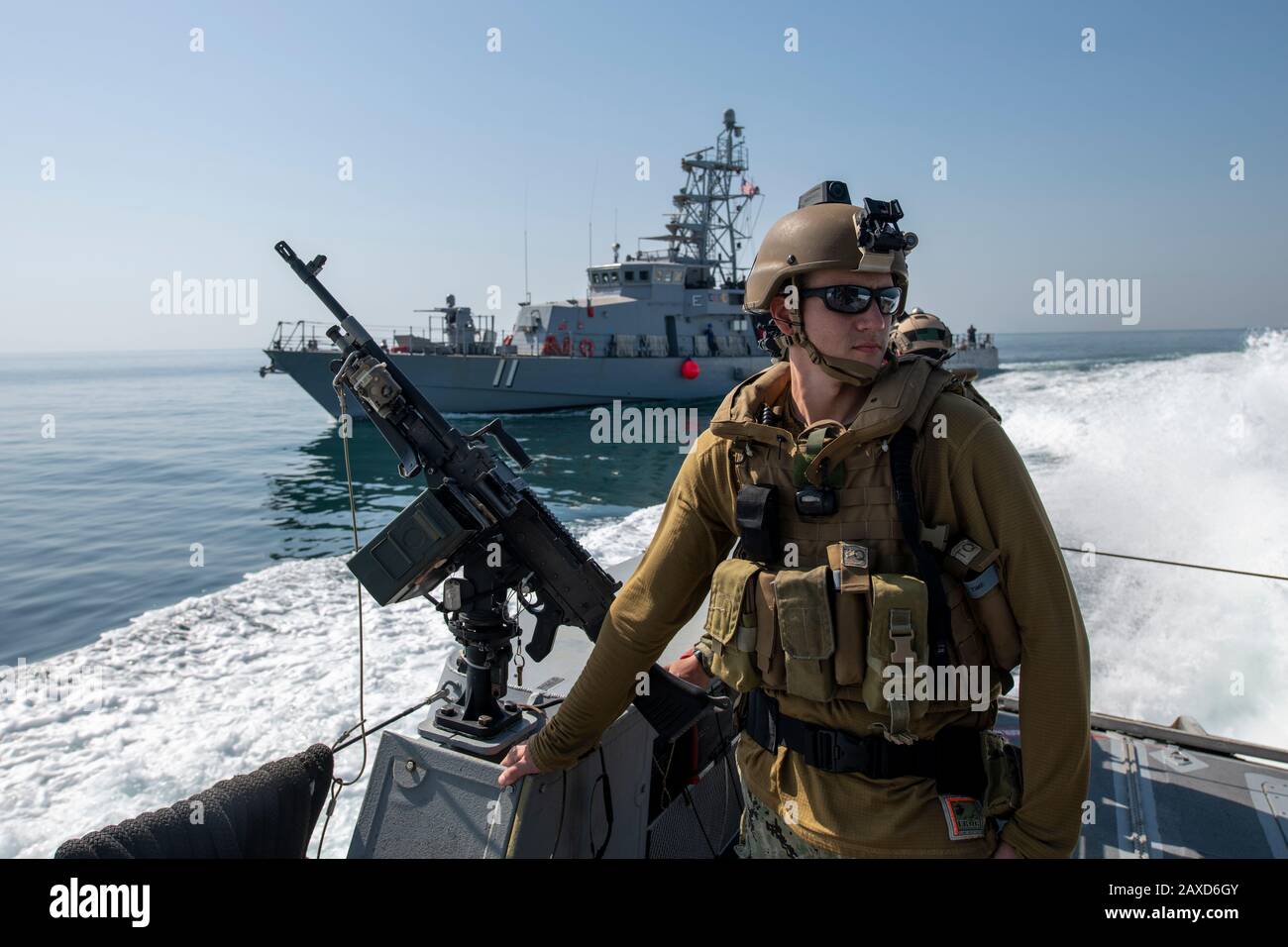 U.S. Navy Electronics Technician 1st Class Michael Drigger, assegnato a Coastal Riverine Squadron Four, Alpha Company, Boat Team One, mans, una mitragliatrice M240B a bordo di una nave Mark VI Patrol durante un esercizio 31 gennaio 2019 nel Golfo Arabico. Foto Stock