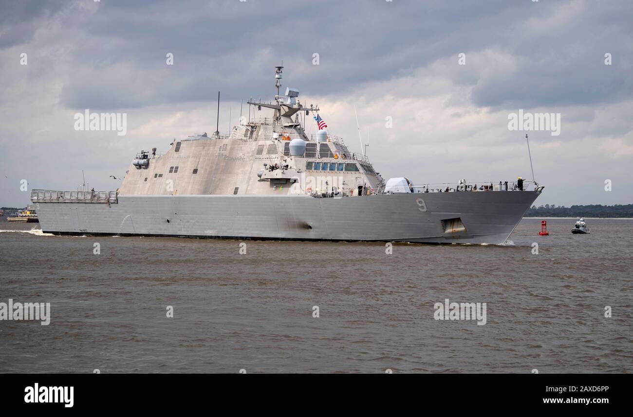 La nave da combattimento di classe liberta USS Little Rock della marina statunitense parte dalla base navale di Mayport durante il primo schieramento del 6 febbraio 2020 a Jacksonville, Florida, USA. Foto Stock