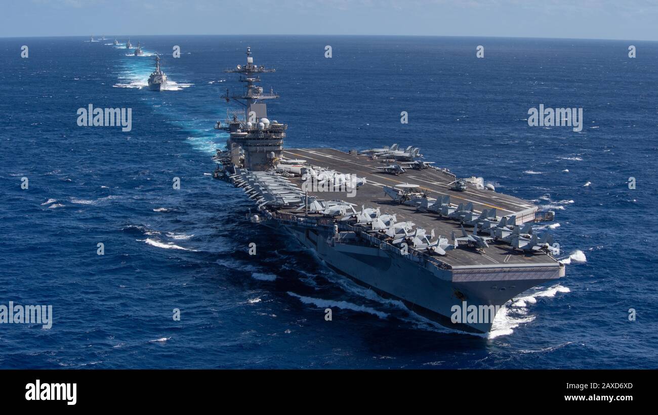 La nave portaerei nucleare USS Theodore Roosevelt, classe Nimitz, transita nell'Oceano Pacifico nel 25 gennaio 2020 nell'Oceano Pacifico. Foto Stock