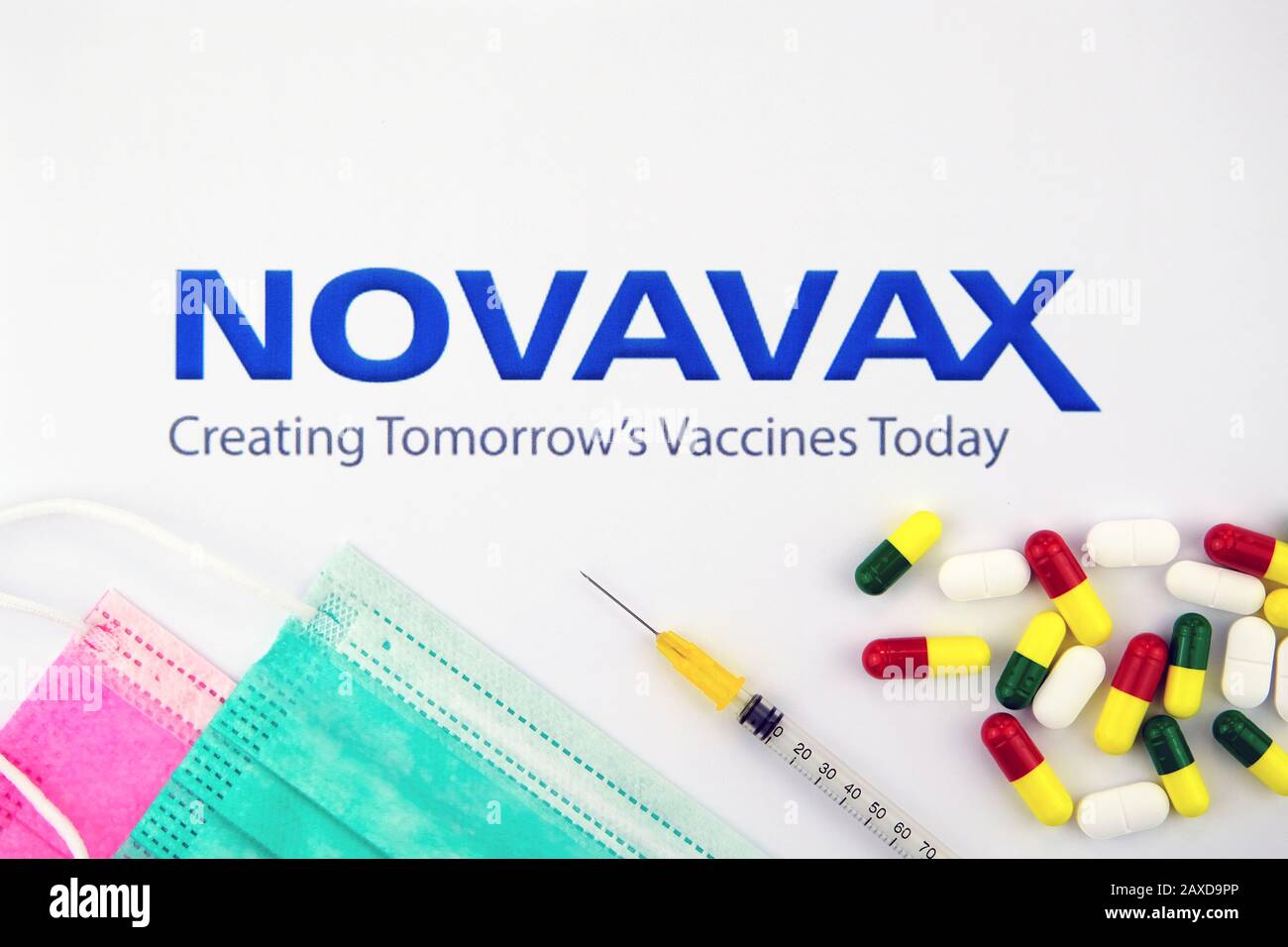 Novavax logo aziendale vaccino visto sulla brochure con le maschere virali, siringa e pillole. Foto concettuale con messa a fuoco selettiva. Foto Stock