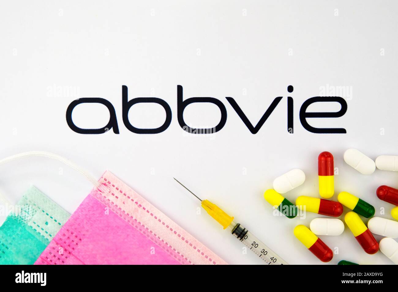 Logo della società AbbVie visto sulla brochure con le maschere virali, siringa e pillole. Concept foto. Foto Stock