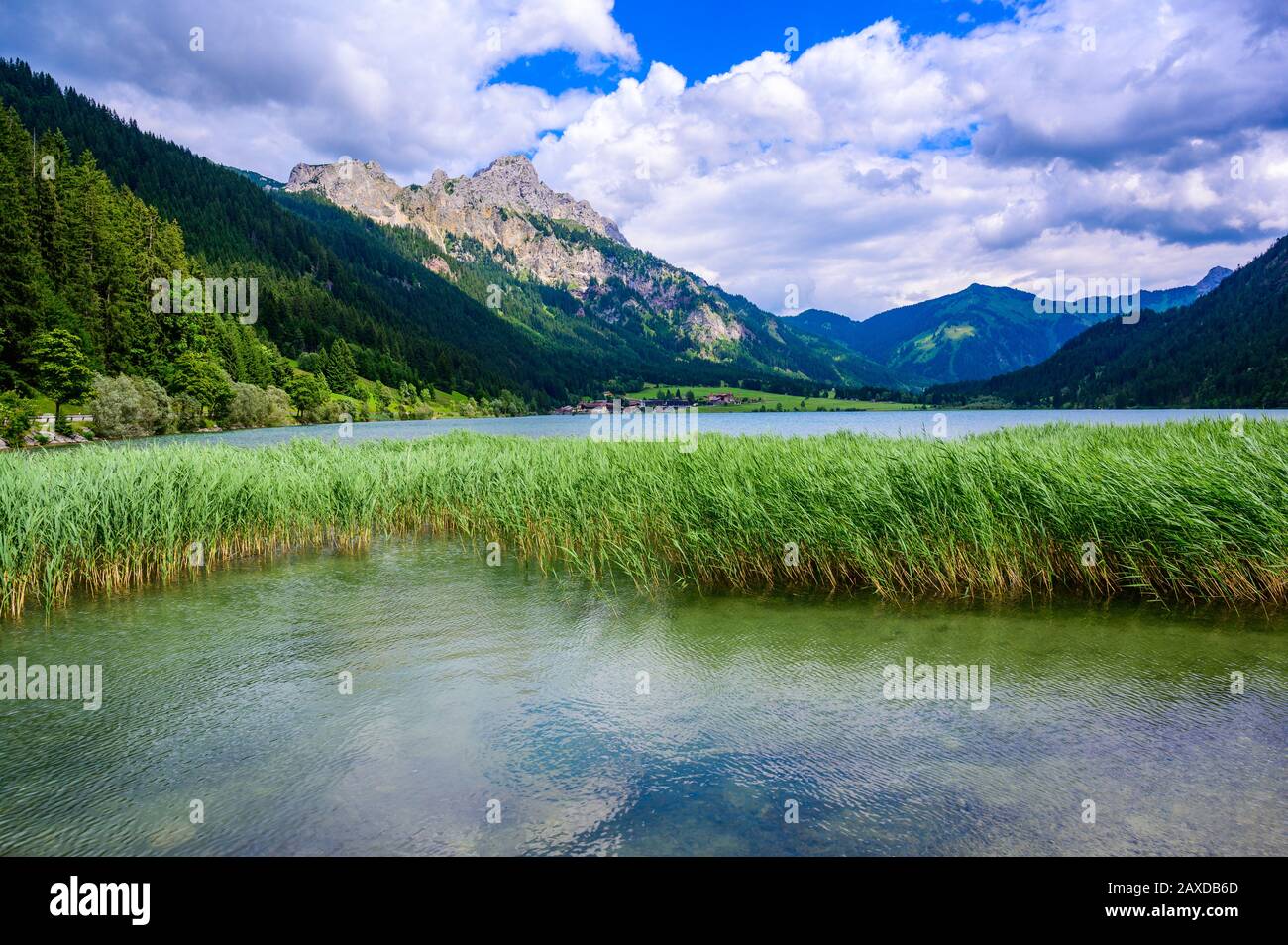 Haldensee - bellissimo lago nella valle di Tannheim con paesaggi di montagna - Alpi, Tirolo, Austria, Europa Foto Stock