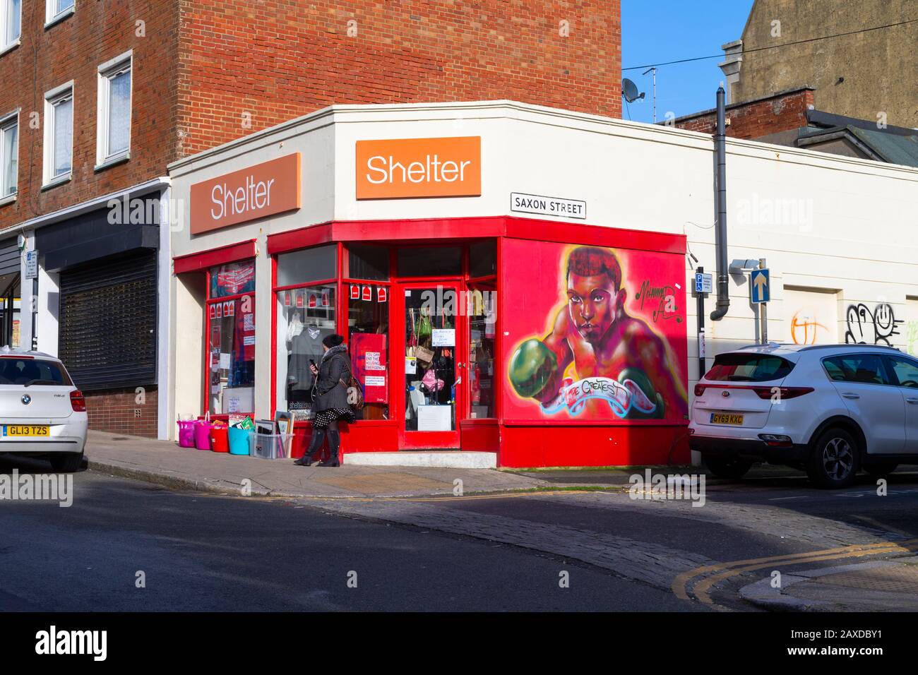 Rifugio caritatevole negozio di fronte con muhammad ali murale, hastings, East sussex, uk Foto Stock