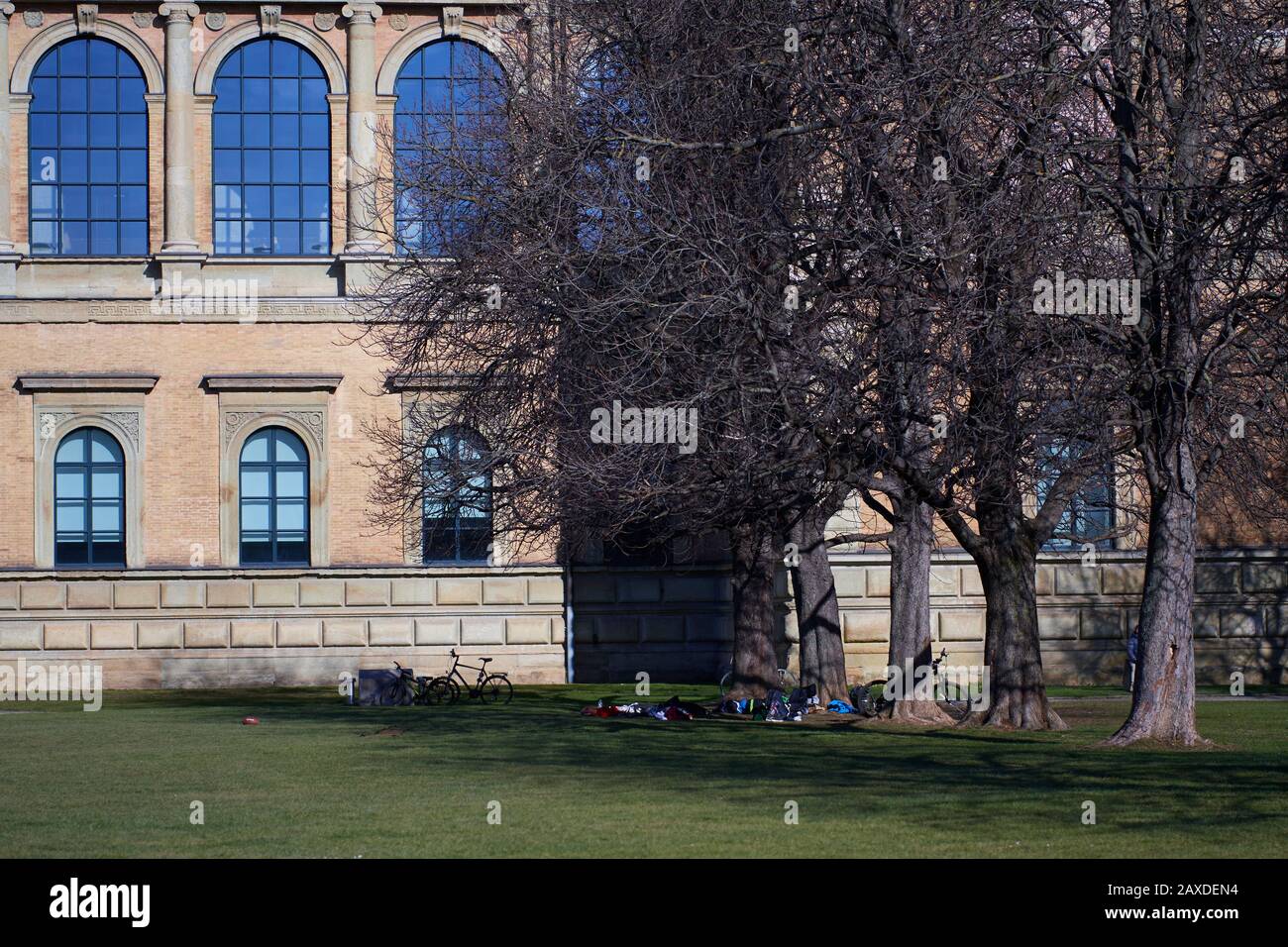 Monaco di Baviera, Germania - 20 febbraio 2020: Atmosfera rilassata con biciclette e attrezzature sportive nel parc al di fuori dell'Alte Pinakothek di Monaco di Baviera da un sole Foto Stock