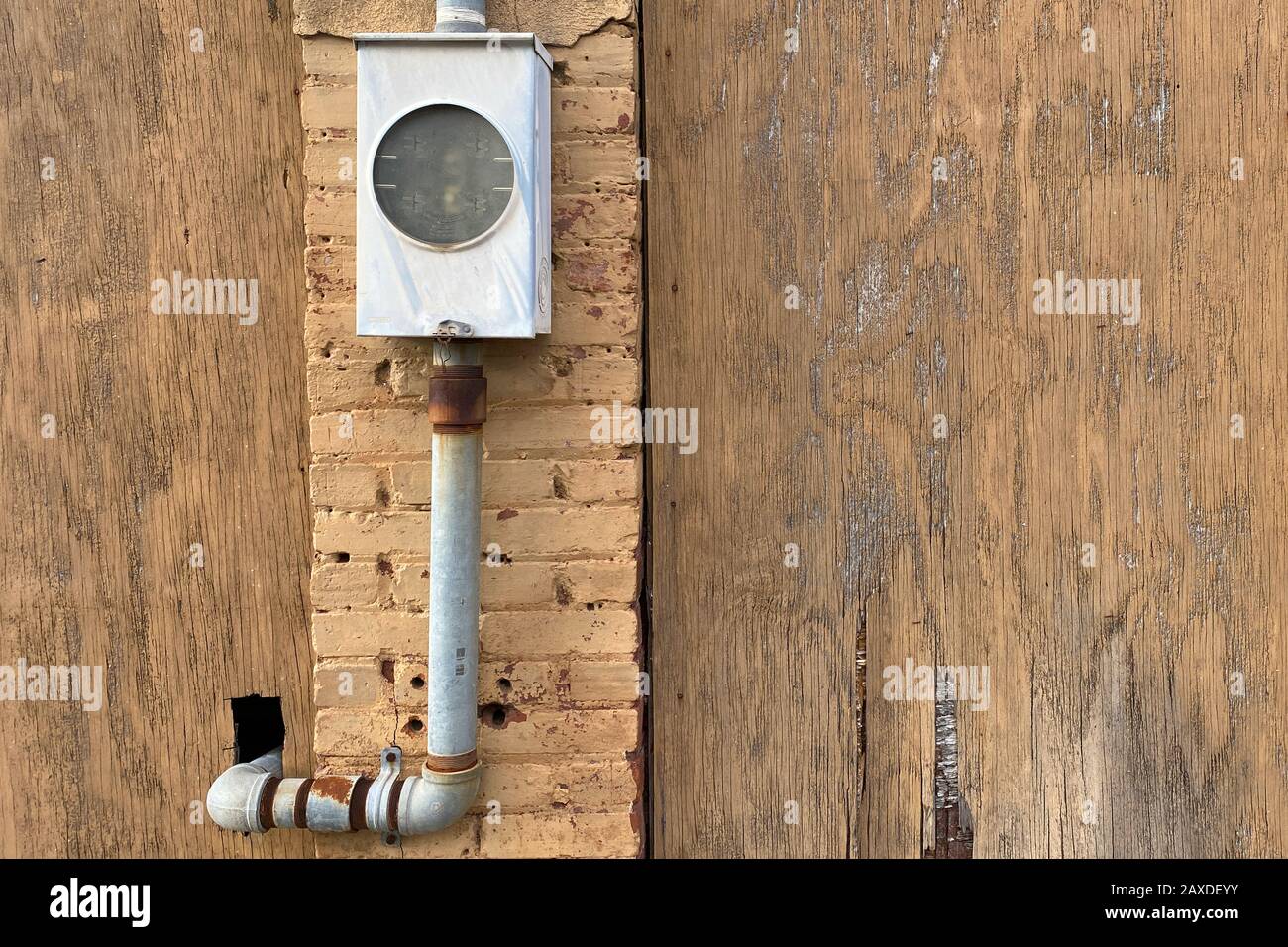 una scatola inutilizzata arrugginita muro utilità Foto Stock