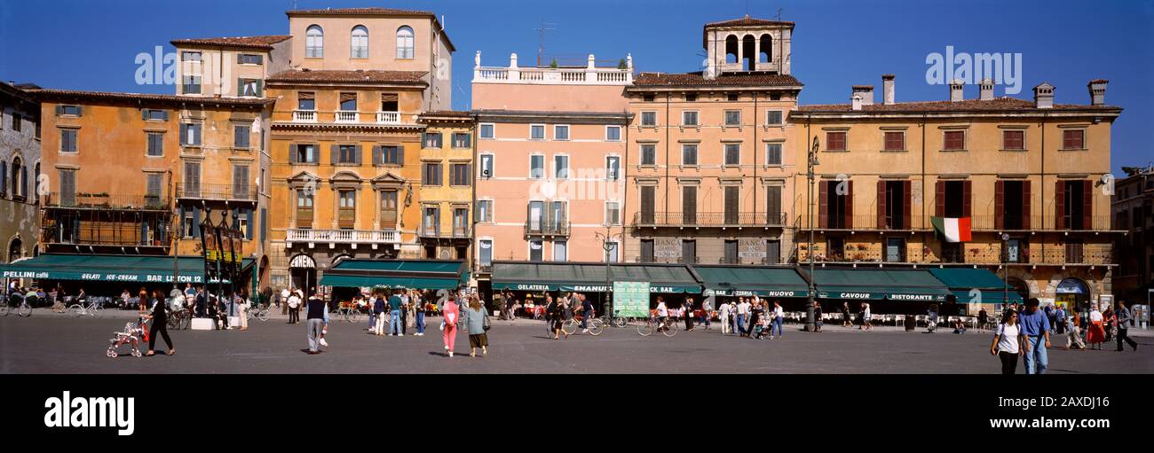 Turisti di fronte a una piazza, Verona, Veneto, Italia Foto Stock