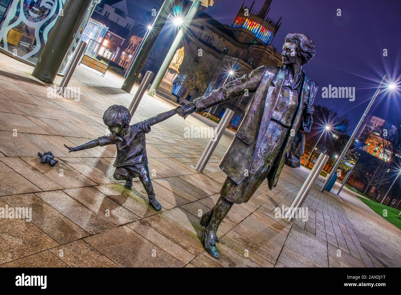 Scultura Grandmother & Child at the Boulevard (Cathedral Quarter), Blackburn, Lancashire (Statue ArtWork) di Alan Wilson Foto Stock