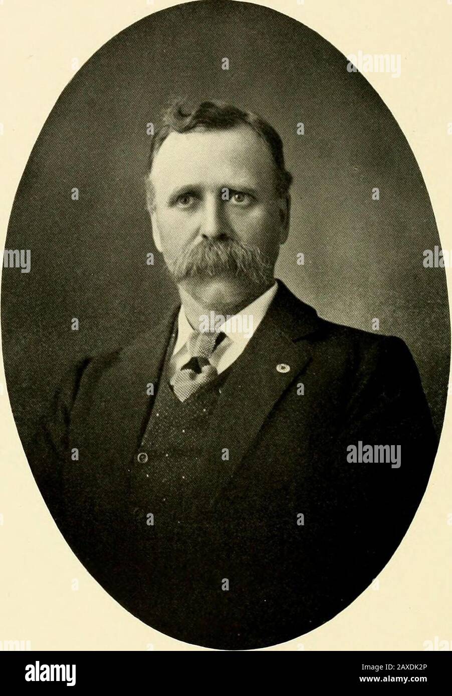 Storia delle contee di Allen e Woodson, Kansas : abbellite da ritratti di persone conosciute di queste contee, con biografie dei nostri cittadini rappresentativi, tagli di edifici pubblici e una mappa di ogni contea . -^..^ )a-^^. /l^o e k,^. S:C(^JLA^ CONTEE DI WOODSON, KANSAS. 627 non solo da questa città, ma anche da Coyville e Butfalo ed è quiteestensive. È il medico più anziano in anni di pratica continua nella contea di Woodson e come tempo ha inseguito ha mantenuto facilmente il suo rankr.mong i medici più importanti di questa sezione dello stato. Ha k^plabreast con i progressi fatti b Foto Stock