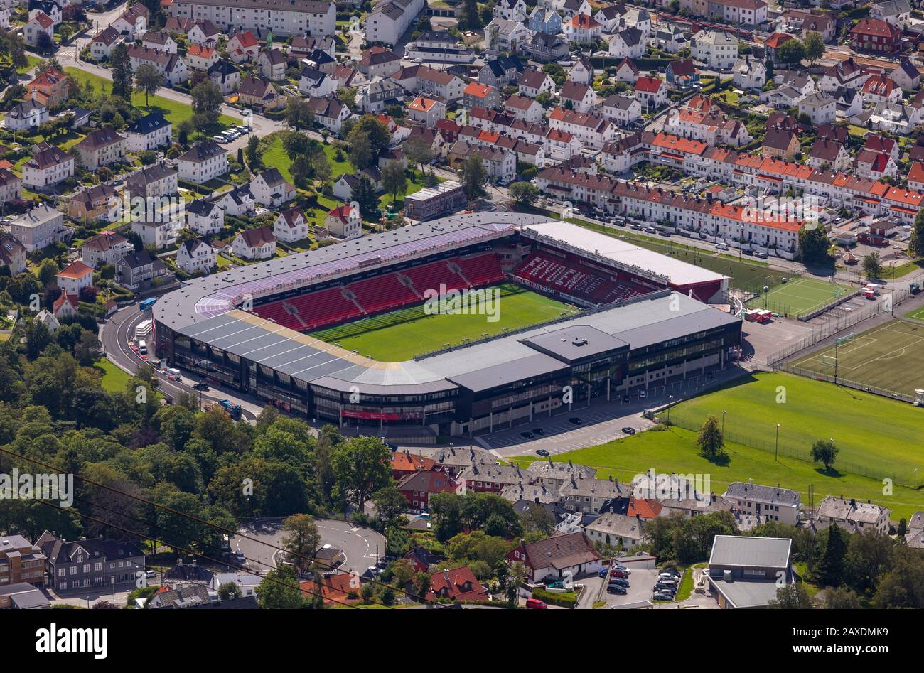 Bergen, NORVEGIA - veduta aerea di Brann Stadion, uno stadio di calcio e quartiere. Foto Stock