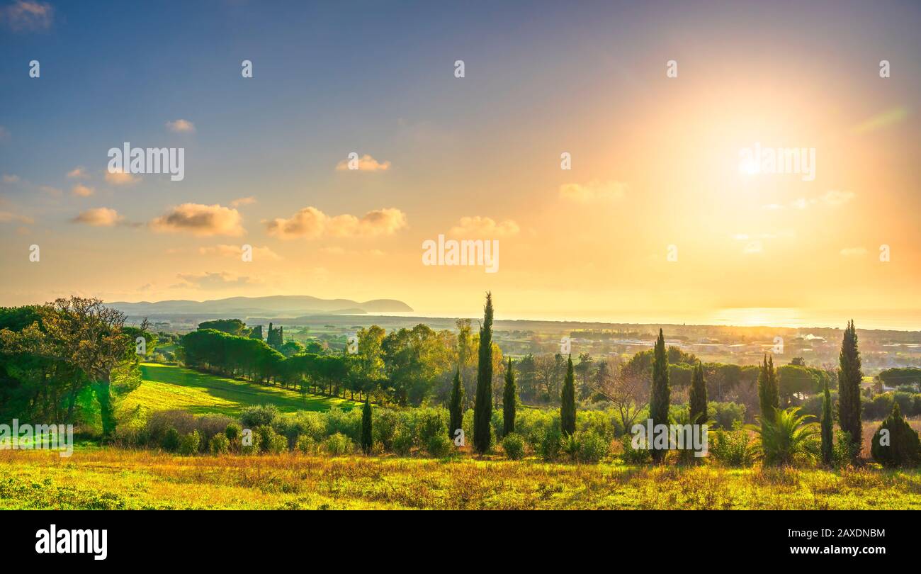 Panorama del tramonto sulla Maremma. Campagna, mare e isola d'Elba all'orizzonte al tramonto. San Vincenzo, Toscana, Italia. Foto Stock