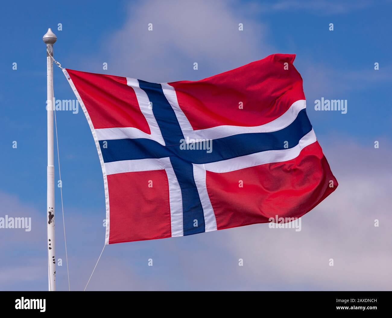 Bergen, NORVEGIA - Bandiera della Norvegia che vola su flagpole. Foto Stock