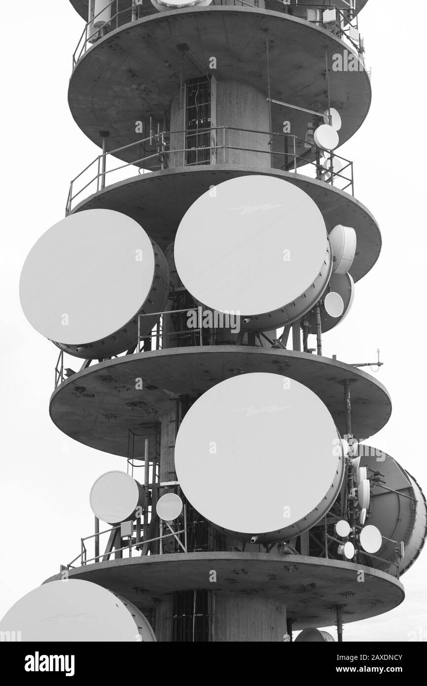 Bergen, NORVEGIA - Torre di comunicazione a microonde. Foto Stock