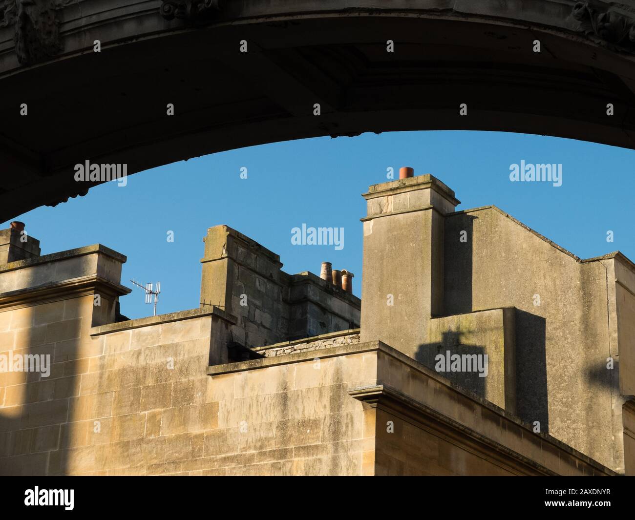 Le forme geometriche del tetto della città di Bath, Somerset, Regno Unito Foto Stock