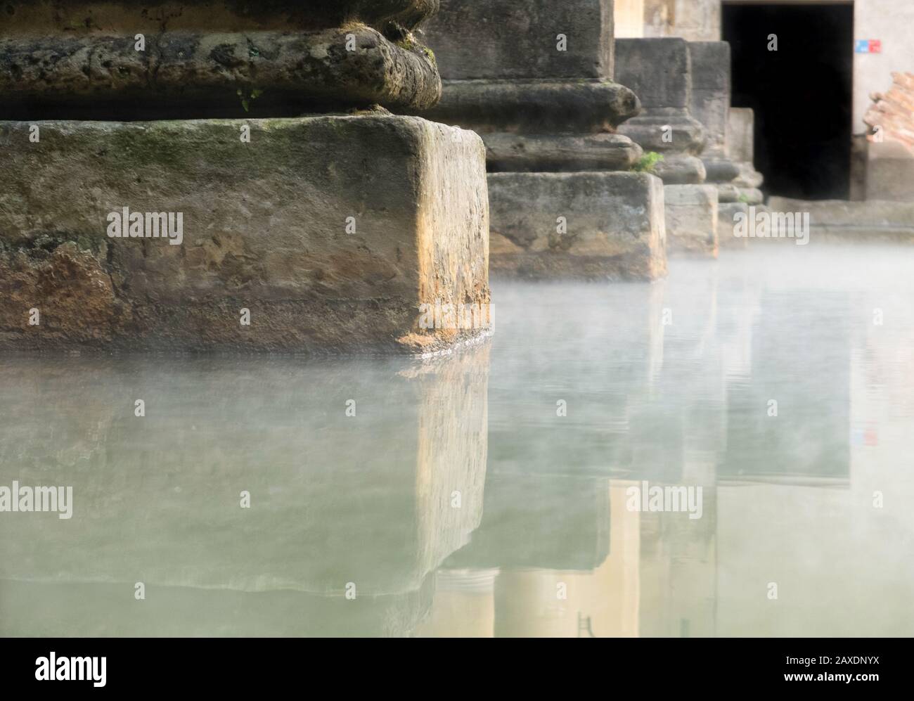 Il vapore che sale galleggia attraverso l'acqua di sorgente del Grande bagno nelle storiche Terme Romane, Città di Bath, Somerset, Regno Unito Foto Stock