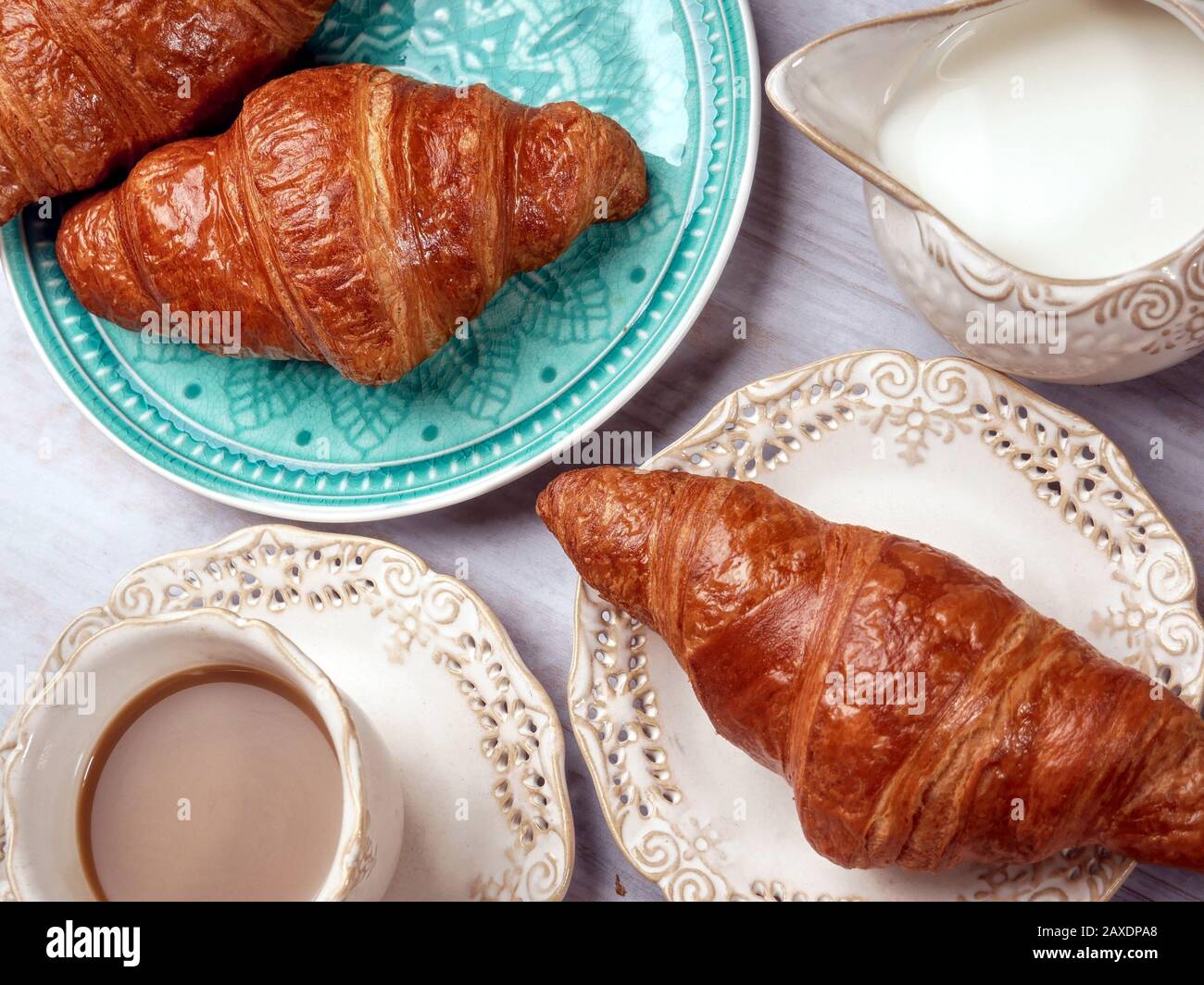 Colazione sana. Cornetti fatti in casa e caffè a base di cereali. Foto Stock