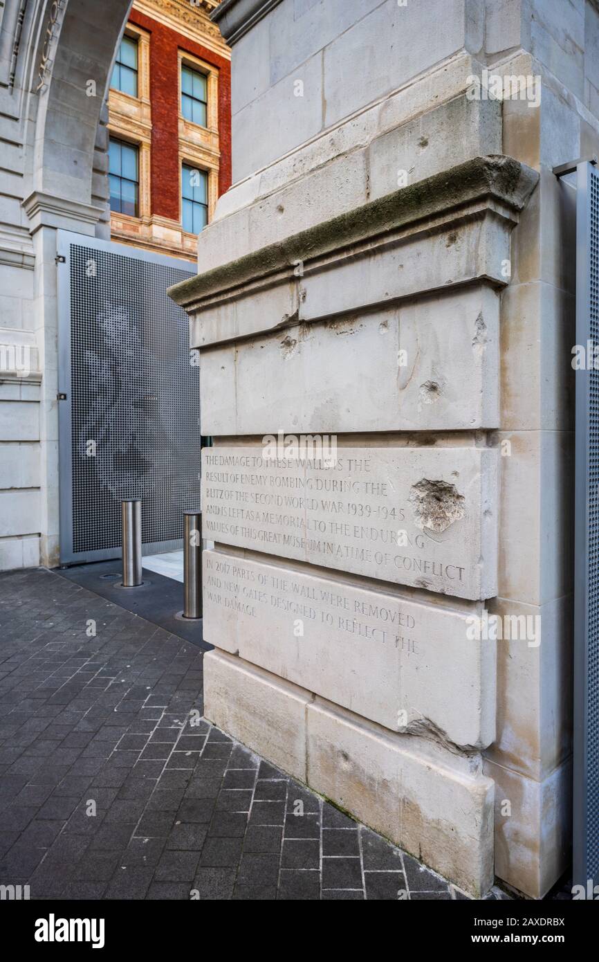 V&A ExhibizionRoad cancelli di ingresso e ristrutturato Aston Webb parete schermo completo di WW2 bomba danni. Completato il 2017, architetto Amanda Levete al A Foto Stock