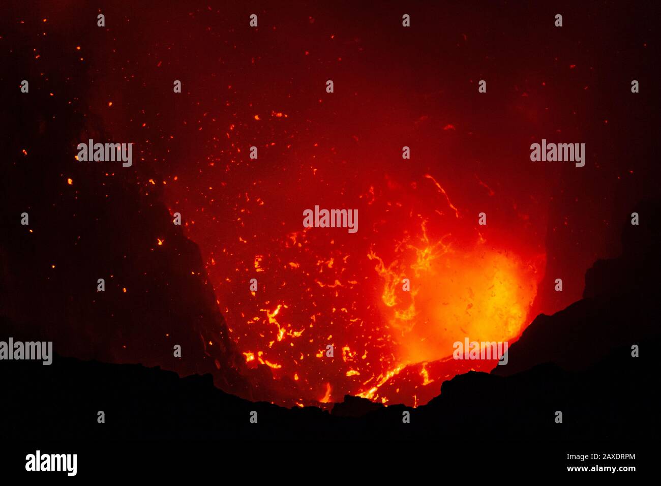 Eruzione notturna del vulcano Yasur esplosione lavica dell'isola di Tanna Foto Stock