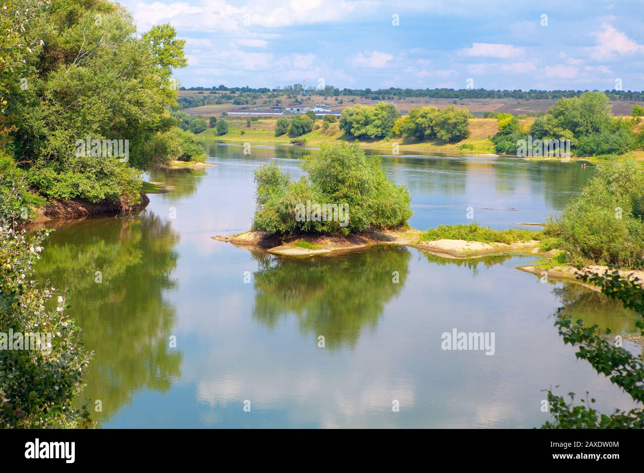 paesaggio del villaggio situato sul lungofiume Foto Stock