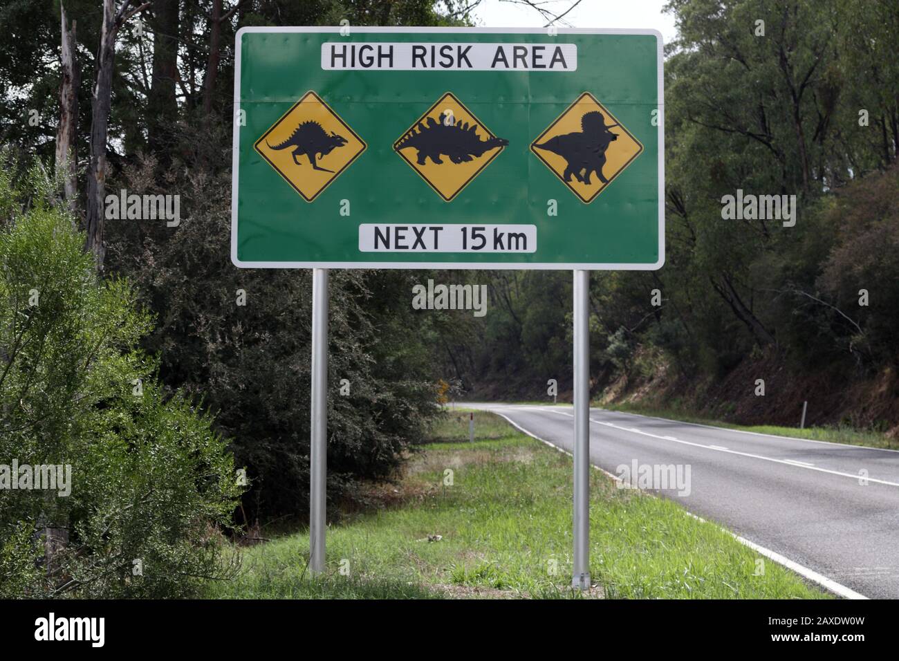 Divertente segnaletica stradale, Mitta Mitta fiume che attraversa Victoria. Australia Foto Stock