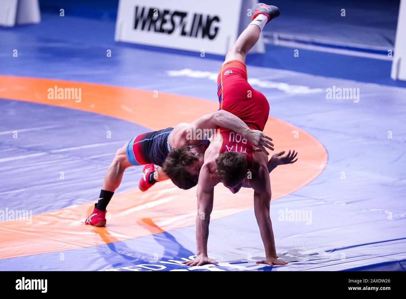Roma, Italia, 11 Feb 2020, f . tita (rou) vs n . tsurtsumia (geo) categoria gr 55kg durante il Campionato europeo Greco-Romano - Wrestling - credito: LPS/Luigi Mariani/Alamy Live News Foto Stock