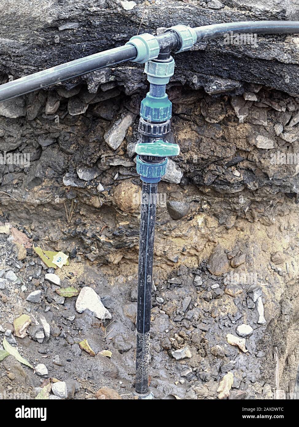 Collegamento temporaneo del tubo dell'acqua potabile invece di un tubo di  alimentazione dell'acqua principale rotto Foto stock - Alamy