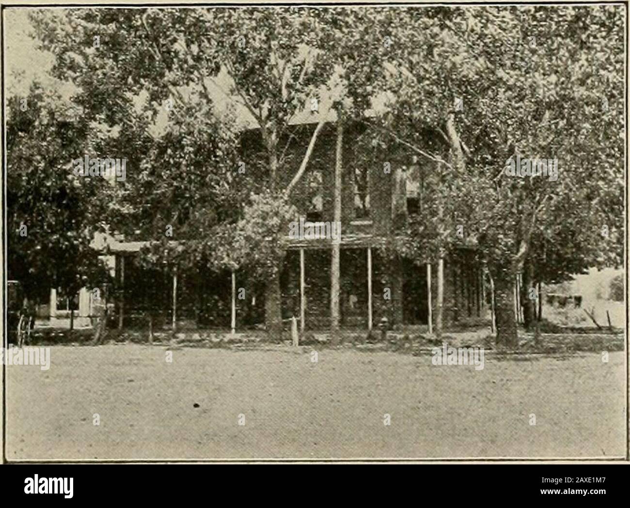 Storia delle contee di Allen e Woodson, Kansas : abbellita da ritratti di persone conosciute di queste contee, con biografie dei nostri cittadini rappresentativi, tagli di edifici pubblici e una mappa di ogni contea. Lola HIGH SCHOOL. ALLKN COUNTY COURT HOUSE Foto Stock