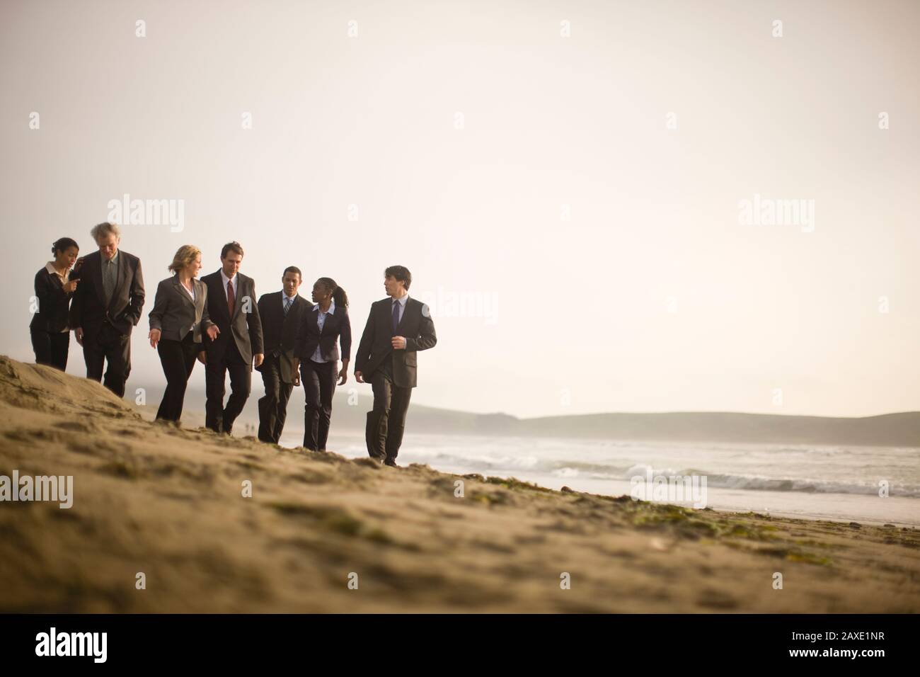 Gli imprenditori di camminare sulla spiaggia Foto Stock