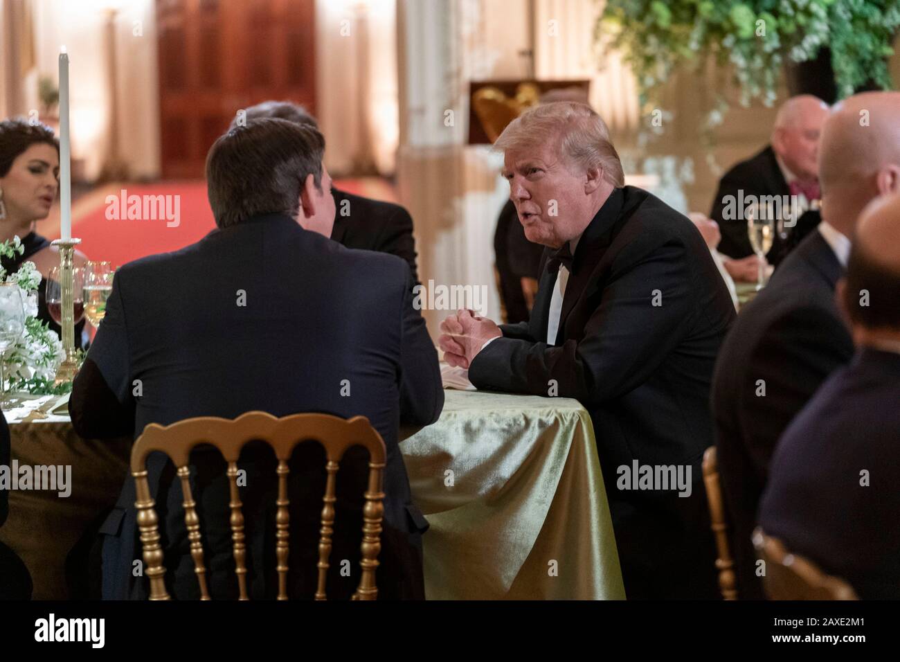 Il presidente degli Stati Uniti Donald Trump parla con gli ospiti durante il Governors Ball nella stanza orientale della Casa Bianca 9 febbraio 2020 a Washington, DC. Foto Stock