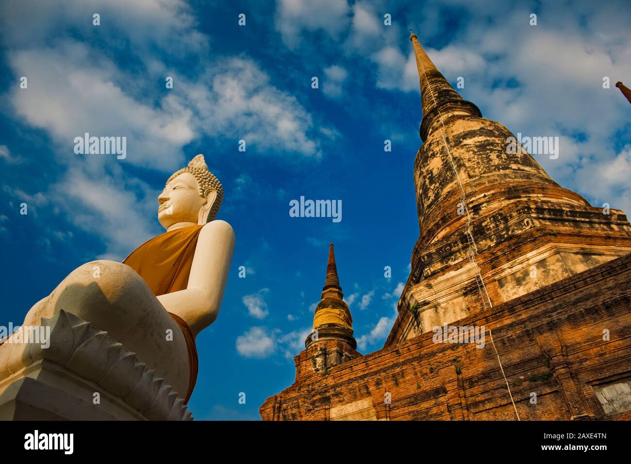 Basso angolo vista della struttura antica con statue di Buddha. Foto Stock