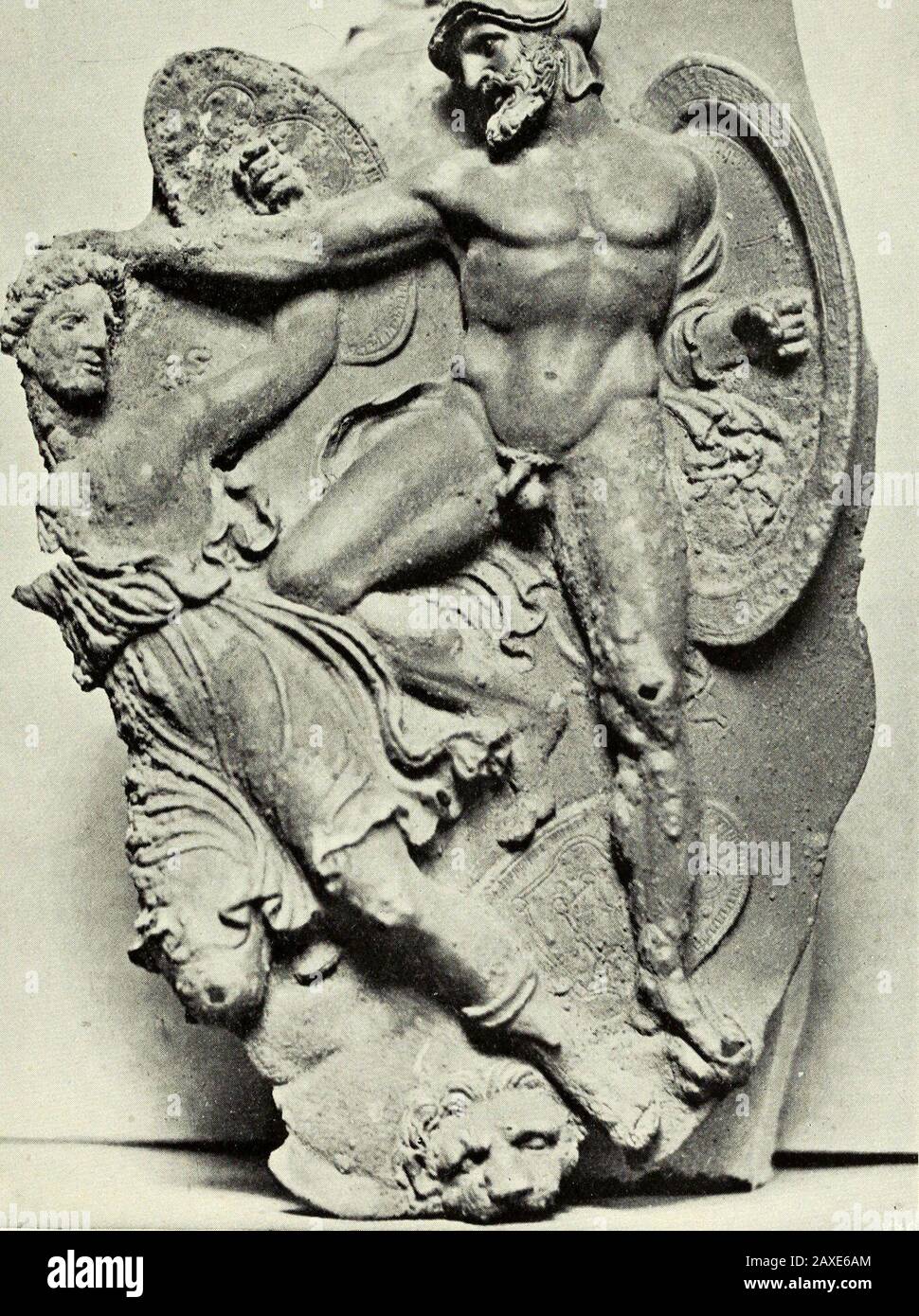 Bronzi greci . c~//7 ///f/rfy.. Fig. 34.- Rilievo Di Bronzo. Greco che colpisce un Jtnazon. Iv Secolo A.c. British Museum. I BRONZI greci 8S fanno un gruppo commemorativo di Alessandro e di coloro che erano nearesthim nella lotta, in tutto, venticinque figure, ciascuno un ritratto. Quello Foto Stock