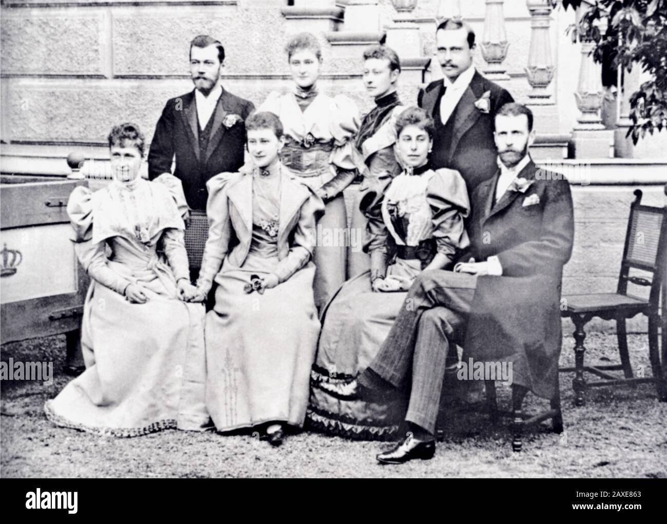 1894 , 22 aprile, Darmstadt :il principe tedesco ERNST LUDWIG Von HESSEN Kassel (Ernest Louis Charles Albert William , 1868 - 1937) l'ultimo Granduca di Assia (primo stand da destra). Era un fratello maggiore di Alexandra di Assia, Imperatrice Consort di Nicola II di Russia. Seduto davanti a lui sua moglie e suo primo cugino, la Principessa Victoria Melita di Sassonia-Coburgo e Gotha . In questa foto da sinistra (seduta): Principessa IRENE Von Prussia, Granduchessa ELISABETTA DI RUSSIA (più tardi Tzarine ), e il Granduca SERGIUS di Russia. Standing: Tzar di Russia NICHOLAS II , Principessa ALICE , Pri Foto Stock