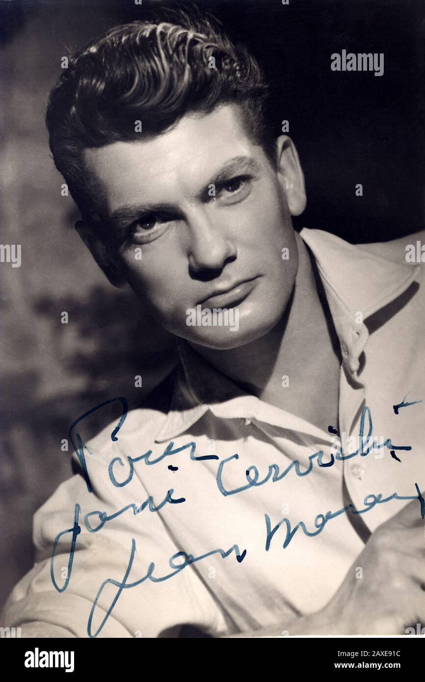 1953 ca : l'attore francese JEAN MARAIS (1913 - 1998), amante del celebre scrittore, regista e artista visivo JEAN COCTEAU . Pubblica ancora foto con firma . - CINEMA - registrati cinematografico - attore - ritratto - ritratto - collarino - colletto - omosessuale - omosessualità - omosessuale - omosessualità - LGBT - GAY - autografo - autografo - firma - camicia bianca - camicia bianca ---- Archivio GBB Foto Stock