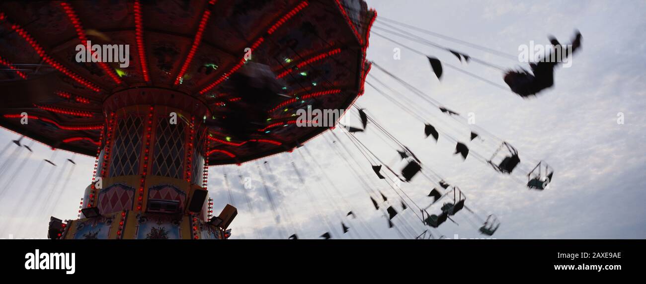 Vista a basso angolo di una ruota panoramica in un parco divertimenti, Stoccarda, Germania Foto Stock