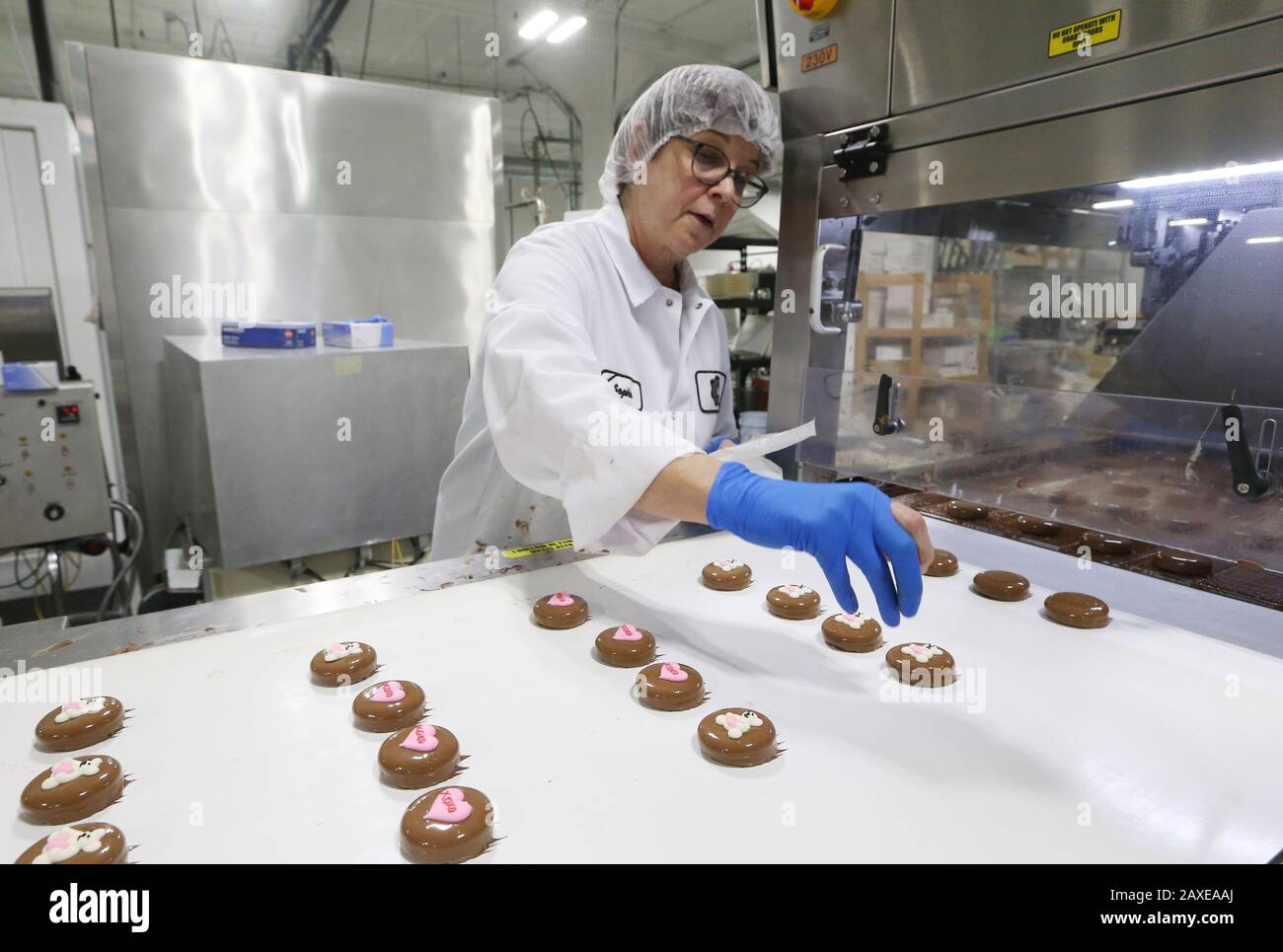 St. Louis, Stati Uniti. 11th Feb, 2020. Un operaio di cioccolato cioccolato fondente applica le decorazioni di giorno di San Valentino sui biscotti Oreo coperti di cioccolato a St. Louis il martedì 11 febbraio 2020. Foto di Bill Greenblatt/UPI Credit: UPI/Alamy Live News Foto Stock