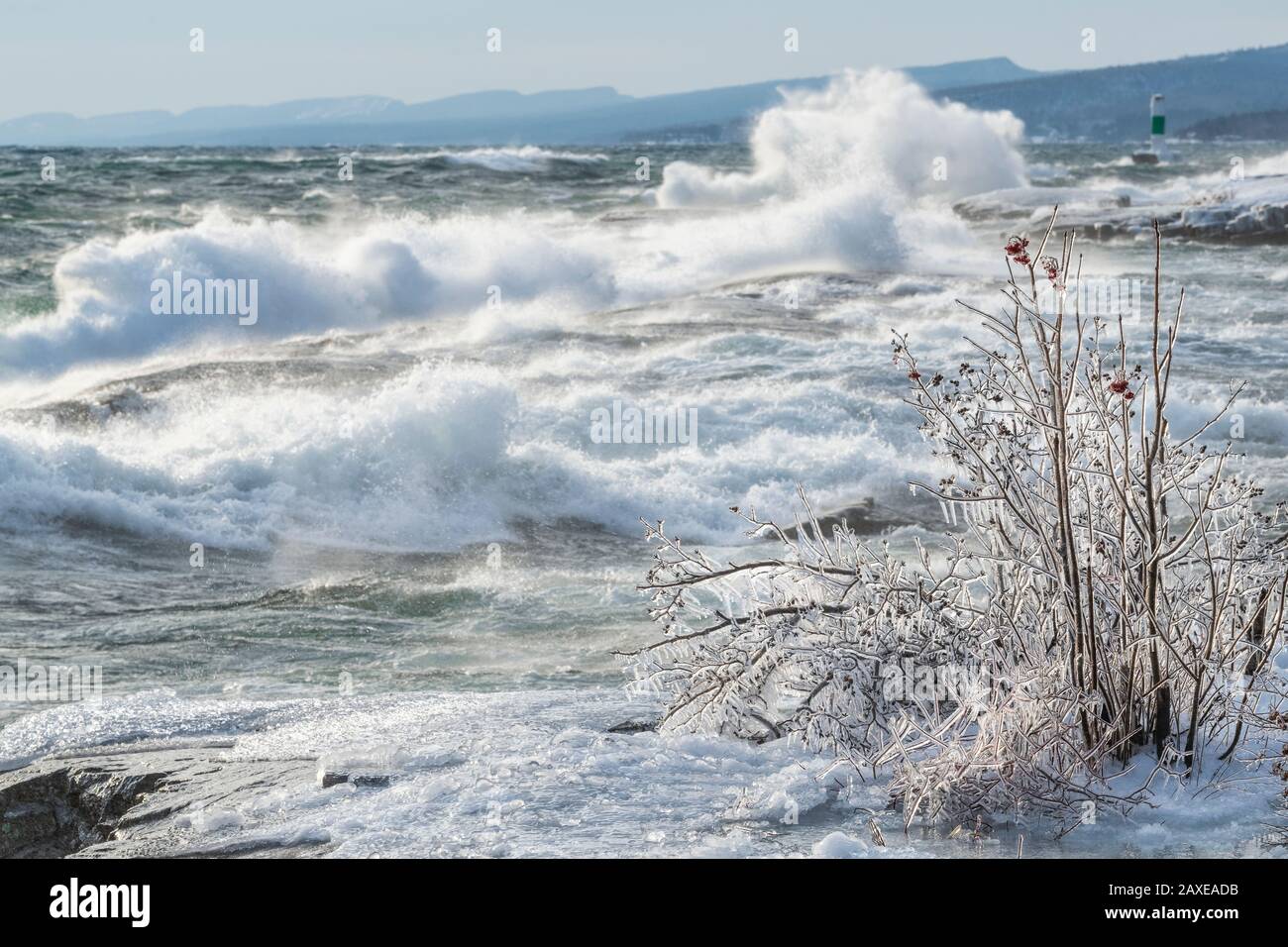 Lago Superior onde battter costa, Artist Point, Grand Marais, Cook County, MN, gennaio, da Dominique Braud/Dembinsky Photo Assoc Foto Stock