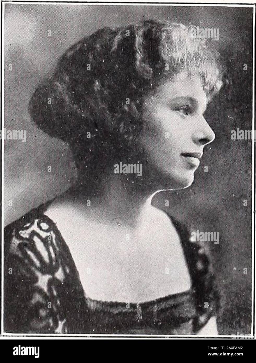 Circle (Annuario Dell'Abate Academy) . Lois G. FLEMING Loie Cileasondale, Mass. Senior Play Two yearsArm Band 20 Bible Group leader 21 Long, può tale bontà vivere. Bene, Lois, certamente ammiriamo una ragazza che hasnerve abbastanza per venire giù con i monconi di destra nel mezzo degli esami. Ma Lois non è il genere di agirl che è inciampato dai parotite; lei ha wentright davanti e ha preso alcuni dei suoi esami alla theinfirmary e li ha passati, anche, con markswhich noi unmumpy gente envied. Lei forse piuttosto tranquilla, ma si arriva proprio lo stesso, e abbiamo perso il suo sorriso soleggiato, e la sua scusa apolo-getic quando lei urla in noi Foto Stock