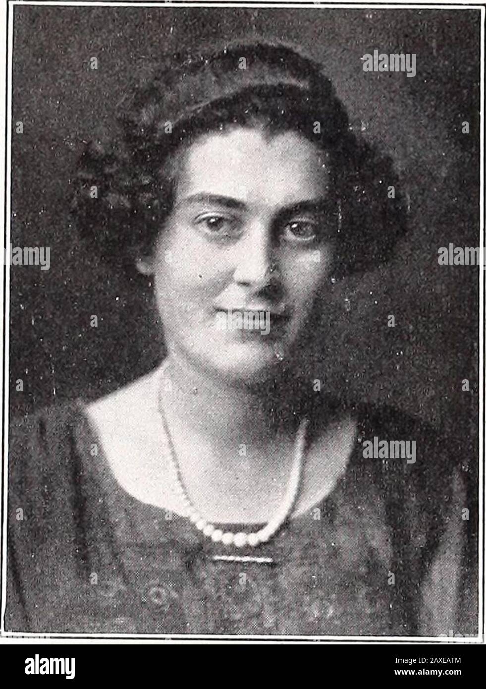 Circle (Annuario Dell'Abate Academy) . 11 Il Circolo Abbot 192 1. Lois G. FLEMING Loie Cileasondale, Mass. Senior Play Two yearsArm Band 20 Bible Group leader 21 Long, può tale bontà vivere. Bene, Lois, certamente ammiriamo una ragazza che hasnerve abbastanza per venire giù con i monconi di destra nel mezzo degli esami. Ma Lois non è il genere di agirl che è inciampato dai parotite; lei ha wentright davanti e ha preso alcuni dei suoi esami alla theinfirmary e li ha passati, anche, con markswhich noi unmumpy gente envied. Forse è piuttosto tranquilla, ma si arriva proprio lo stesso, e abbiamo perso il suo sorriso soleggiato, e il suo ex apolo-getico Foto Stock